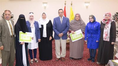محافظ شمال سيناء يكرم موظفتين بالديوان العام لتميزهما في العمل | صور