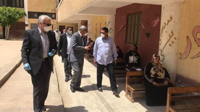محافظ القليوبية يتفقد منافذ صرف منحة العمالة غير المنتظمة