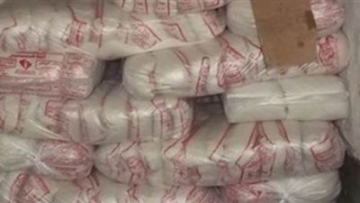القبض على صاحب شركة بحوزته 6.5 طن سكر ودقيق مجهول المصدر بالظاهر