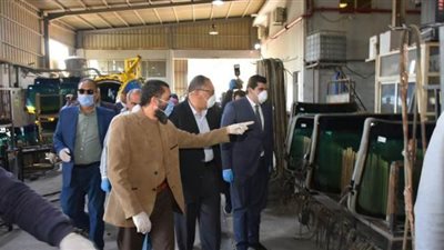 محافظ الشرقية لعمال المنطقة الصناعية ببلبيس: 