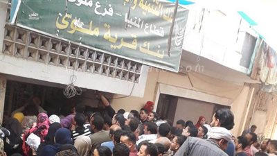 زحام شديد أمام فروع صرف منحة العمالة غير المنتظمة بالمنيا | فيديو وصور