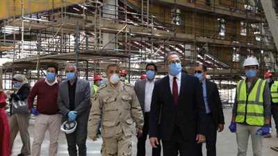 المتحف المصري الكبير يتحدى كورونا.. 1700 عامل و300 مهندس يواصلون العمل بالمشروع.. وإجراءات صارمة للتعقيم والتطهير