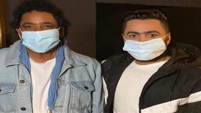 بالكمامة.. محمد منير وتامر حسني يسجلان 