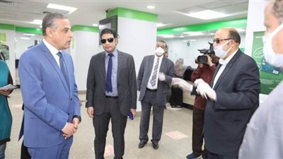 محافظ سوهاج يتفقد منافذ صرف منحة العمالة غير المنتظمة | صور