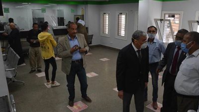 محافظ المنيا يتفقد منافذ صرف منحة العمالة غير المنتظمة | فيديو