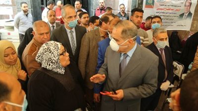 محافظ كفرالشيخ يتابع صرف معونة العمالة غير المنتظمة بالبربد