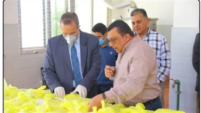 رئيس جامعة السويس يوزع وجبة سمك على بعض العاملين بالجامعة | صور