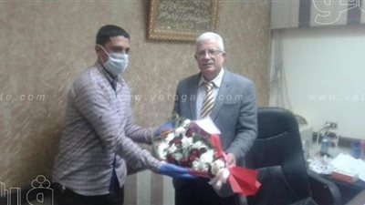 محافظة الدقهلية توزع باقات ورود على الجيش الأبيض بمستشفيات ميت غمرl صور