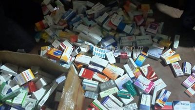 ضبط صيدلية غير مرخصة بكفر الشيخ وداخلها 52 دواء منتهي الصلاحية l صور