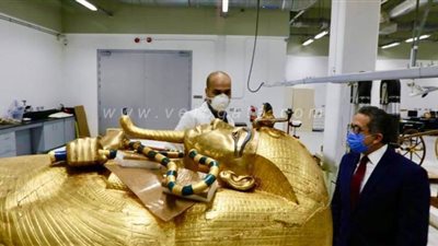 6 صور ترصد أعمال ترميم التابوت الذهبي لتوت عنخ آمون بالمتحف المصري