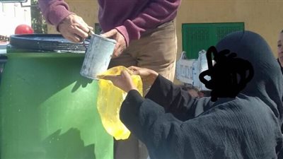 تضامن قنا توزع الألبان مجانا على الأسر الفقيرة بالقرى | صور