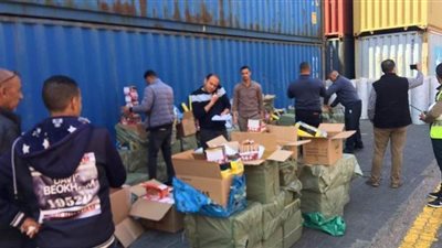 إحباط محاولة تهريب ١٩ طن شماريخ وألعاب نارية بميناء الإسكندرية