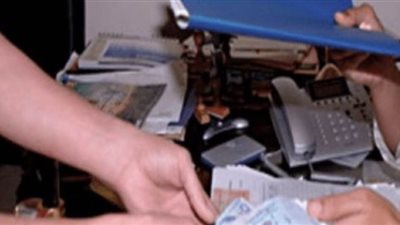 البحث بـ45 جنيها.. مواطنون يجمعون أموالا مقابل أبحاث الطلاب | فيديو