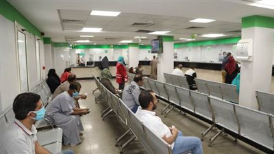 فرق الهلال الأحمر بقنا تنظم العمالة غير المنتظمة أمام مكاتب البريد | صور