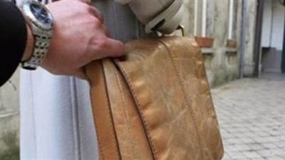 حبس عاطل بتهمة سرقة حقيبة ربة منزل بأسلوب الخطف بالجيزة