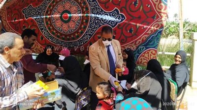 توزيع عصائر ومطهرات على العمالة غير المنتظمة في سرادقات الانتظار بقنا | صور