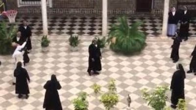 راهبات يتحدين الحجر الصحي بممارسة كرة السلة | فيديو