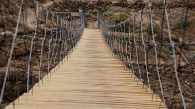 شاب خليجي استغل الحجر في بناء  جسر بقدرة تحمل 35 طنا|  صور
