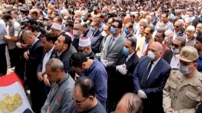 بالكمامة والقفازات.. أصدقاء الحوفي يؤدون صلاة الجنازة على روح الشهيد | فيديو