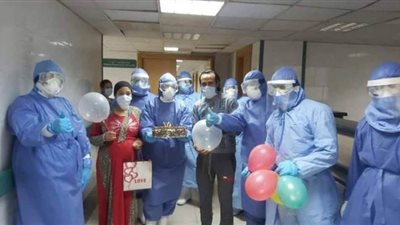 احتفال مصابين بكورونا بعيد زواجهما الأول بالعزل الصحي بكفر الزيات