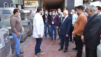محافظ بورسعيد يناقش خطوات سلامة العاملين والمنتجات الغذائية | صور