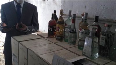 ضبط كمية من الخمور المهربة داخل جراچ بالنزهة في حملة لفتح الجراچات المغلقة
