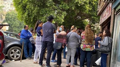 رغم كورونا.. زحام شديد أمام المحلات التجارية بشوارع شبرا مصر |صور