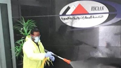 القابضة للمطارات توزع مستلزمات الوقاية من كورونا على العاملين