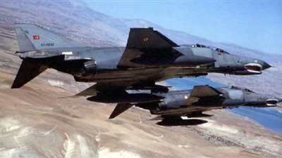 طائرة تركية تخرق الأجواء العراقية وتقصف مخيما