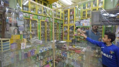 للحماية من كورونا.. صيدلية تستخدم المشمع في التعامل مع الزبائن | صور