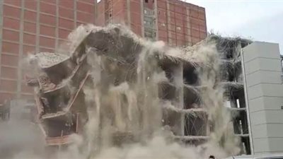 إزالة عقار مخالف بجسر السويس وتحويل مالكه للنيابة العسكرية| فيديو