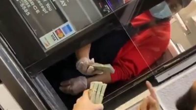 فلسطيني يفاجئ عمال مطعم أمريكي بمكافآت مجزية تقديرا لجهودهم| فيديو