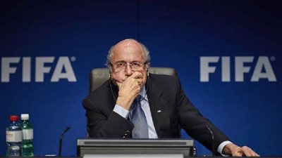 بلاتر يلمح لسحب مونديال 2022 من قطر