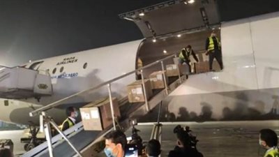 أول فيديو لوصول شحنة مساعدات طبية من الصين لمصر