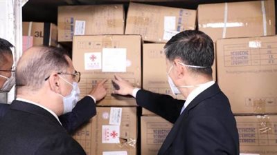 رد الجميل.. مصر تتسلم شحنة مساعدات طبية من الصين.. والسفير الصيني: نثق بقدرة الرئيس السيسي في التغلب على فيروس كورونا | صور