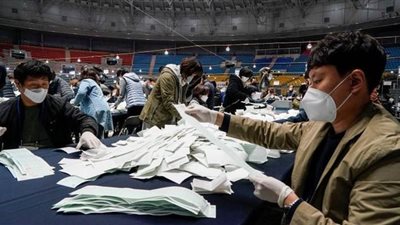 أول انتخابات زمن الوباء.. الحزب الحاكم بكوريا الجنوبية يحقق فوزا ساحقا | صور