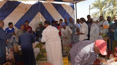 منافذ لبيع السلع والخضروات بأسعار مخفضة لأهالي باريس في الوادي الجديد