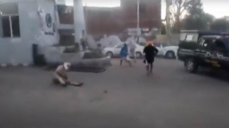 هنود يقطعون يد شرطي