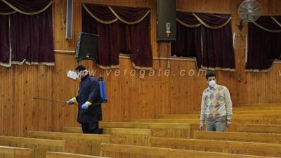 جامعة كفر الشيخ تواصل أعمال تطهير المدرجات وتعقيم المباني والمعامل | صور