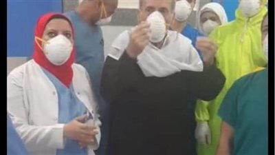 بالزغايد والتصفيق.. أكبر مصاب بكورونا في الإسكندرية يغادر مستشفى العزل بالعجمي | صور