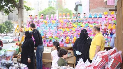 ١٧ صورة ترصد إقبال المواطنين على سوق الفوانيس بالسيدة زينب