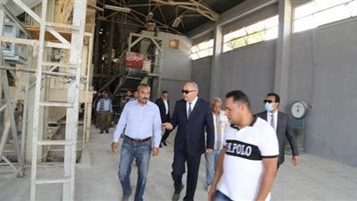 محافظ قنا: لدينا مخزون كبير من السلع بمشروعات الأمن الغذائي لشهر رمضان | صور