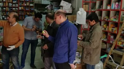 ضبط مستلزمات طبية ومستحضرات تجميل فاسدة بمخزن في طنطا | صور