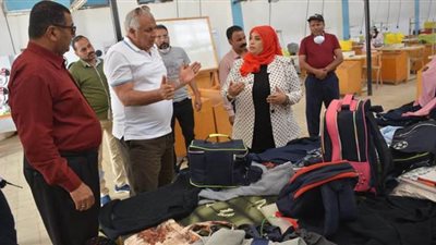 محافظ الوادي الجديد يتفقد مصنع الملابس ويدشن ماكينة رفع أتربة متطورة | صور