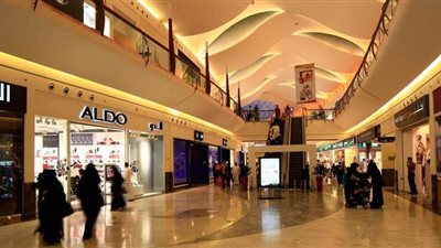 السعودية تمنع من يقل عمره عن 15 عاما من دخول المتاجر