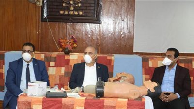 محافظ قنا يشهد الدورة التدريبية على العنايات المركزة لمواجهة  فيروس كورونا | صور