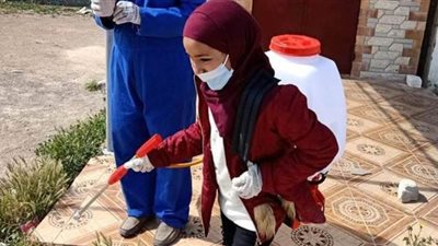 طفلة تقطع ٨ كيلو مترات لتشارك في تعقيم شوارع النجيلة