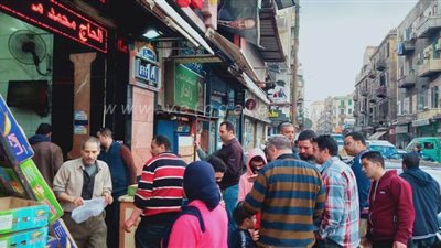 رغم كورونا.. إقبال كبير من مواطني الإسكندرية على محلات الفسيخ | صور