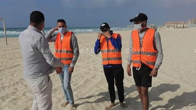 شباب يوزعون كمامات على موظفي الشواطئ بالإسكندرية | صور
