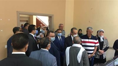 وزير الاتصالات يتفقد صرف إعانات العمالة غير المنتظمة بمدارس بولاق الدكرور